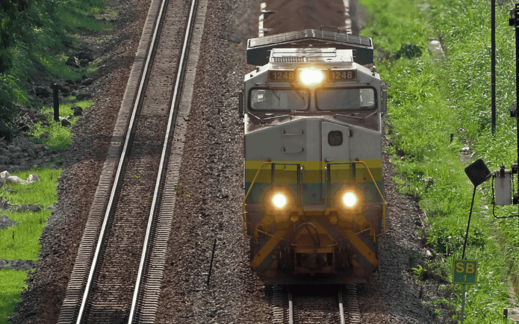 Tren circulando en red ferroviaria en Mataró con supervisión técnica