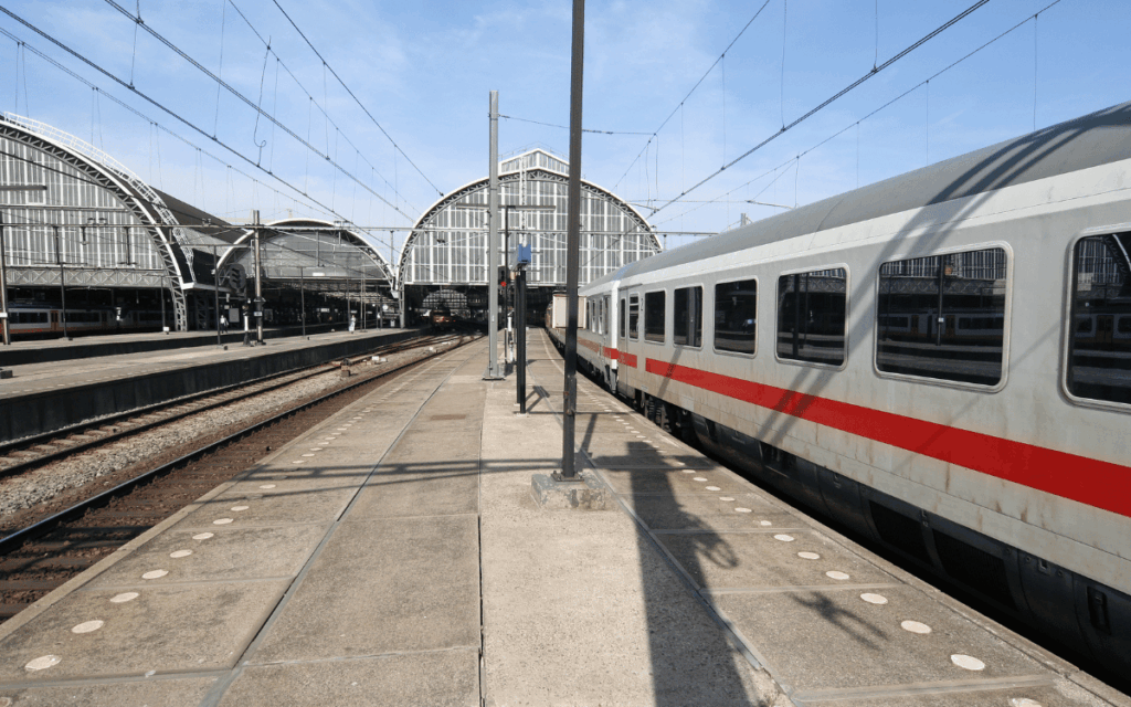 Infraestructura ferroviaria en Mataró con tren en operación controlada