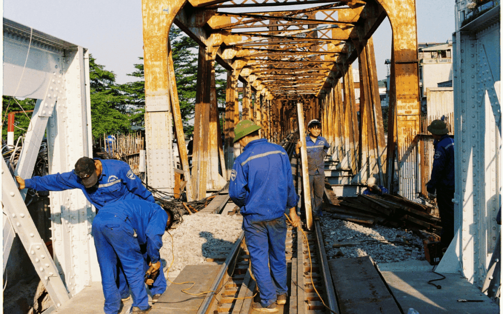 Operarios especializados en seguridad ferroviaria en Badalona trabajando en vías