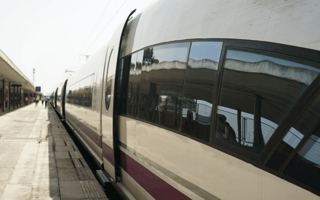 Tren sobre vías electrificadas en transporte ferroviario en Sant Feliu de Llobregat
