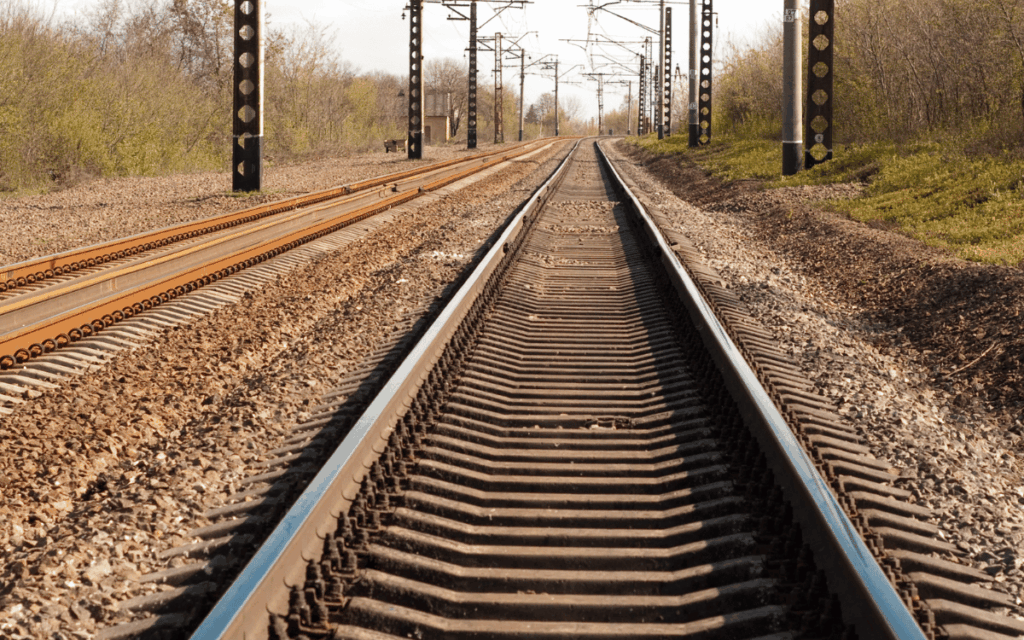 Infraestructura de vías diseñada para garantizar la seguridad ferroviaria en el transporte