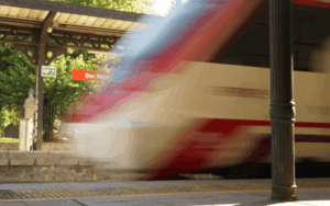 Sistema de transporte ferroviario moderno en operación eficiente